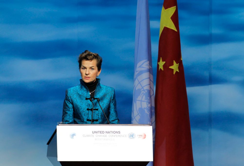 FNs klimasjef Christiana Figueres på talerstolen under møtet i Tianjin mandag mandag.
