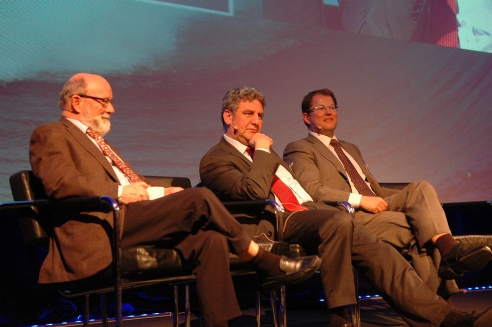 HØYTEKNOLOGI: - Norge er oljeindustriens Silicon Valley, sier Jørgen P. Rasmussen (i midten). Til venstre Willy Olsen, Intsok og til høyre, Geir Finsrud, Schlumberger