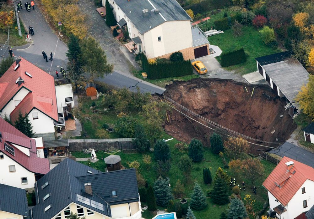 TETTES IGJEN: Krateret i den lille byen Schmalkalden i Tyskland skal fylles med masse. Arbeidet skal etter planen begynne allerede i dag.