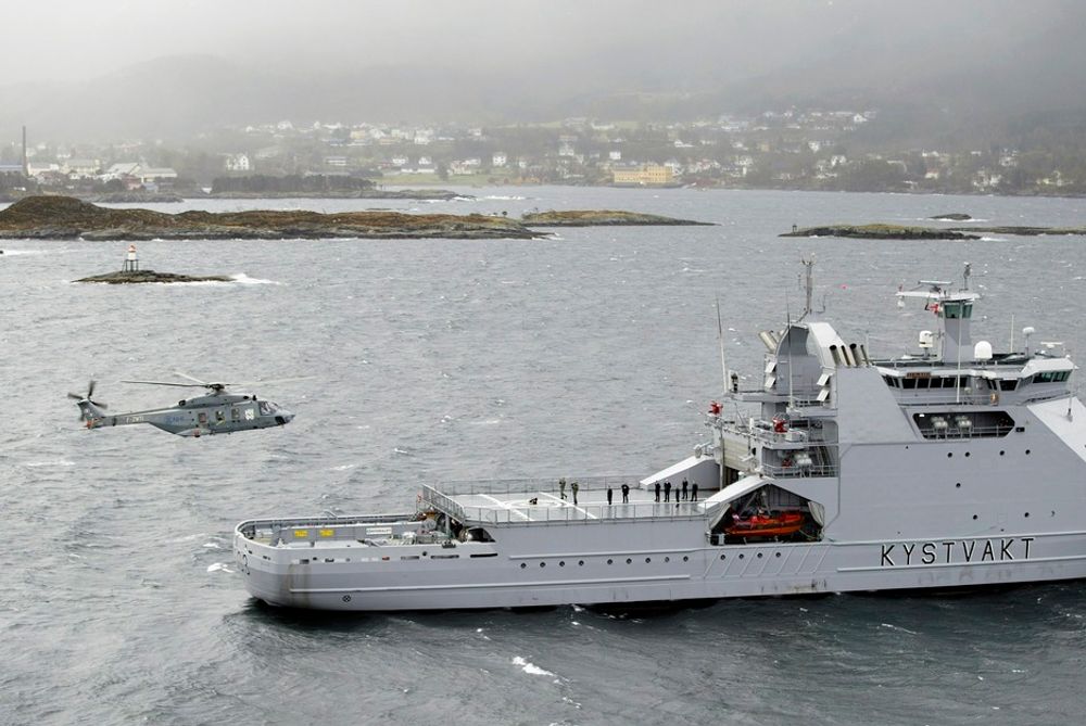 SNART PÅ PLASS: NH-90 på testing sammen med KV Svalbard i fjor. I løpet av det kommende året skal Forsvaret motta seks slike helikoptre. Foto: Torgeir Haugaard, Luftforsvaret