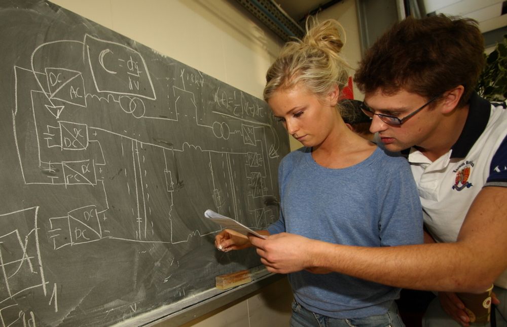 MELLOM HJERNEBARKEN OG VEDEN: NTNU-studentene Line Lavendel Nygård Hansen og Max Graff forsøker å forstå den avanserte teknologien de skal forsøke å kommersialisere fra Cern.