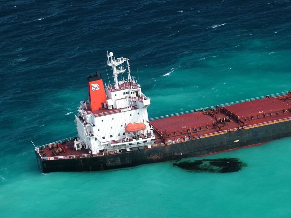 LEKKKER: Ca. 2 tonn tungolje er lekket ut fra maskinrommet eller en drivstofftank på det kinesiske lasteskipet Shen Neng 1, som grunnstøtte ved The Great Barrier Reef utenfor Australia lørdag 3. april