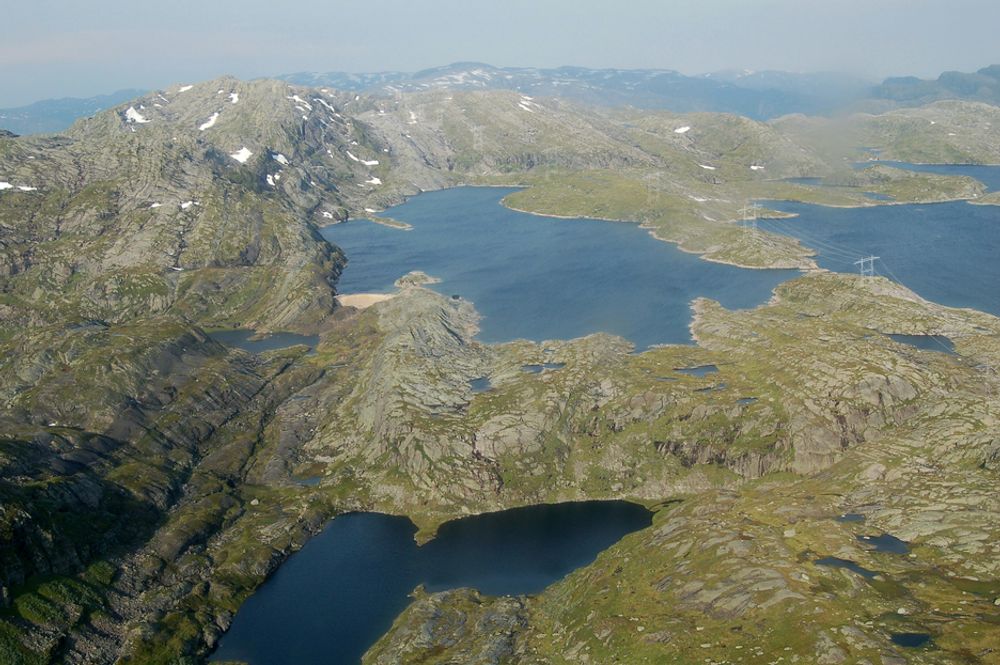 OPPÅ FJELLET: Dette er Statnetts bilde av hvordan kraftlinjen i Hardanger vil se ut ved passering av Bjølsegrøvvatnet i Kvam kommune.