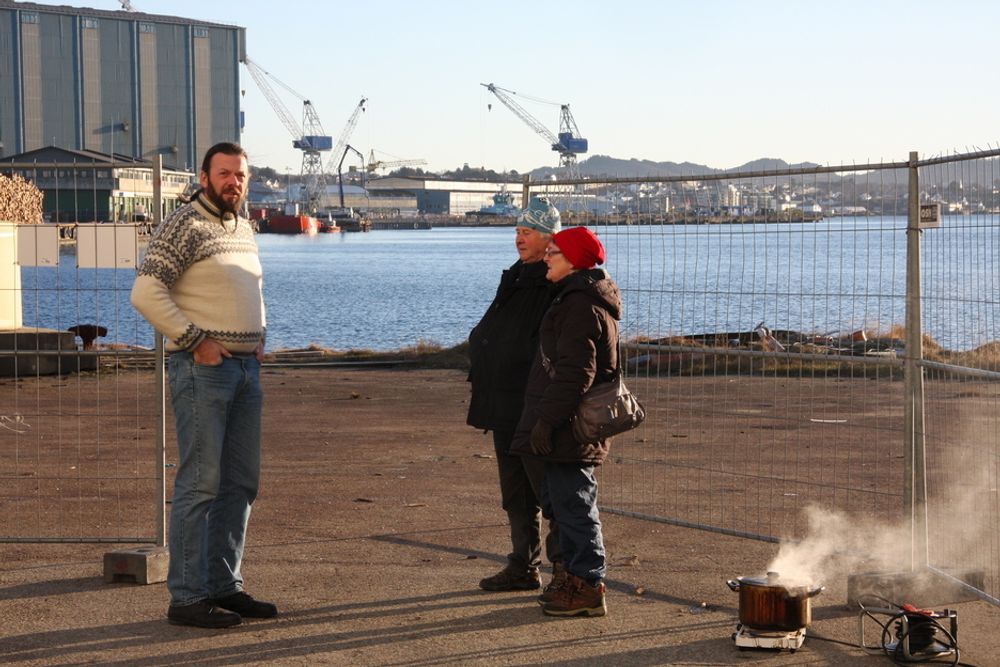 PUTRER: Kjelen med tjære putrer utenfor hallen mens Terje Andreassen snakker med naboer. *** Local Caption *** Bygging av Vikingskipet Draken Harald Hårfagre ved Haugesund. Landets fremste trebåtbyggere er engasjert i byggingen. Skipet blir 34 meter langt, ca. 8 meter bredt og et deplasement på 70 tonn. Skipet vil veie ca. 20 tonn og ballst blir på 20 tonn.Oppstart:                Mars 2010Kjølstrekk/røysskål:   Mai 2010Avbordardram:         November 2011Sjøsetting:              Mai 2012Første tokt: Mai 2013