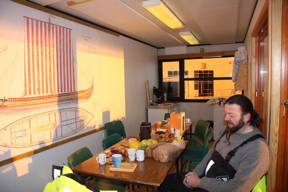 VIKINGBORD: En tegning av Draken Harald Hårfagre pryder veggen i brakka som brukes til alle kalde måltider for båtbyggerne
