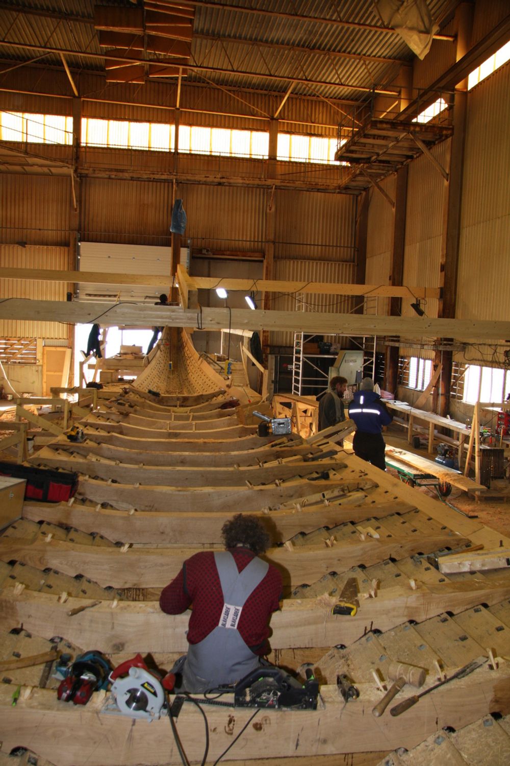 LANGSKIP: Draken Harald Hårfagre tar form i verkstedhallen på Vibrandøya utenfor Haugesund. *** Local Caption *** Bygging av Vikingskipet Draken Harald Hårfagre ved Haugesund. Landets fremste trebåtbyggere er engasjert i byggingen. Skipet blir 34 meter langt, ca. 8 meter bredt og et deplasement på 70 tonn. Skipet vil veie ca. 20 tonn og ballst blir på 20 tonn.Oppstart:                Mars 2010Kjølstrekk/røysskål:   Mai 2010Avbordardram:         November 2011Sjøsetting:              Mai 2012Første tokt: Mai 2013