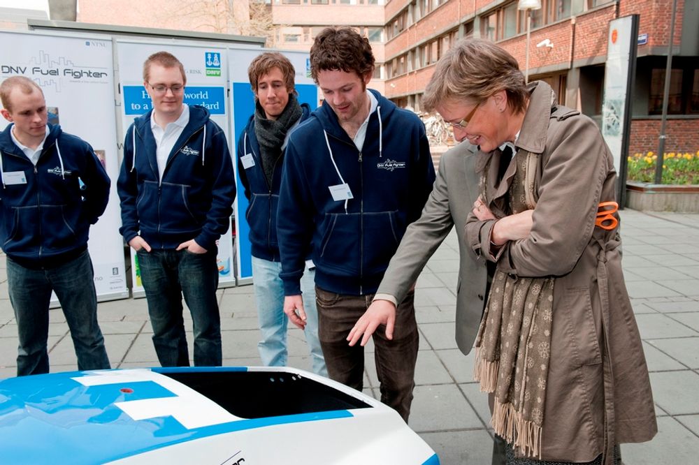 Statssekretær Sigrun Hjørnegård fra OED inspiserer bilen fra NTNU.