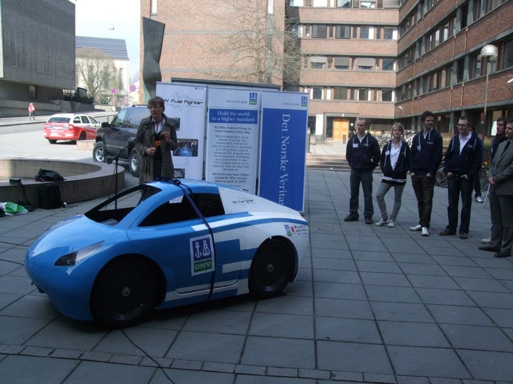 Statssekretær Sigrun Hjørnegård fra Olje- og energidepartementet avduket bilen fra NTNU.