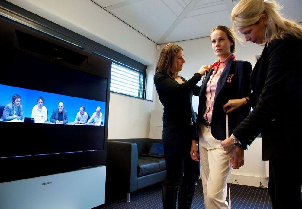 SPARER: Hilfiger satser på at designerne skal samarbeide virtuelt  på tvers av kontinentene og har installert en kombinasjon av av videokonferanse- og prøverom.