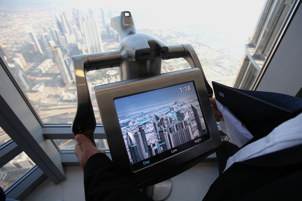 TEKNOLOGI: Det er ingen vanlige utsiktskikkerter som står i utsiktstårnet - Burj Dubais 124. etasje. Alle kikkerter viser utsikten digitalt på små tv-skjermer.
