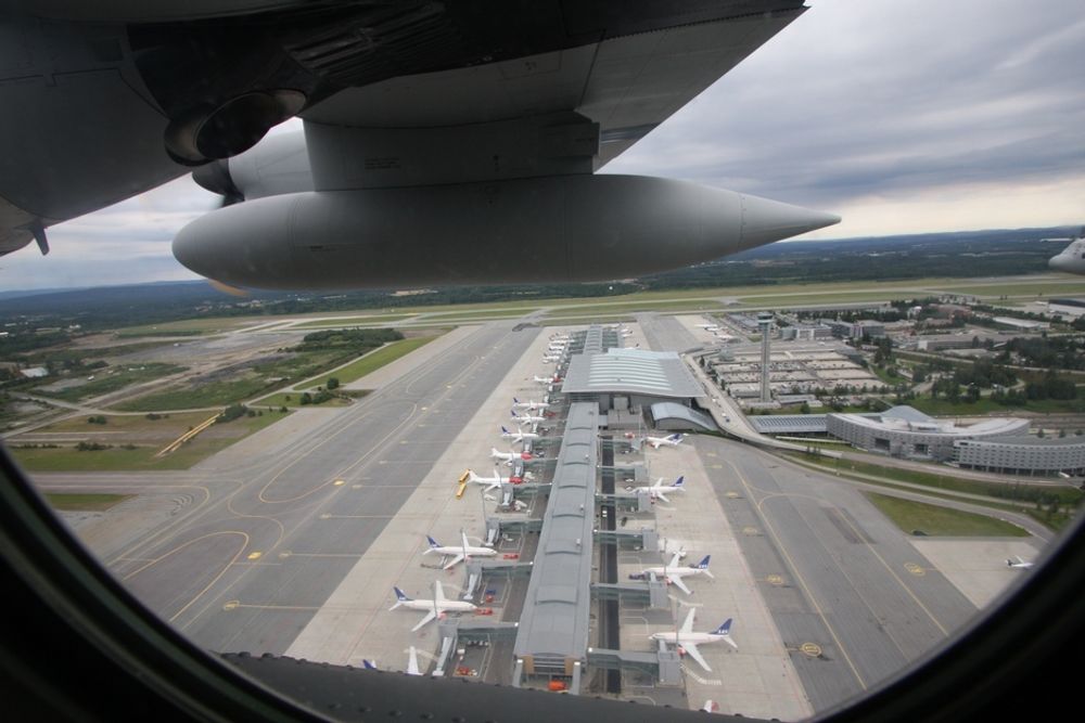 Innflyging over den sivilie delen av flyplassen på Gardermoen.