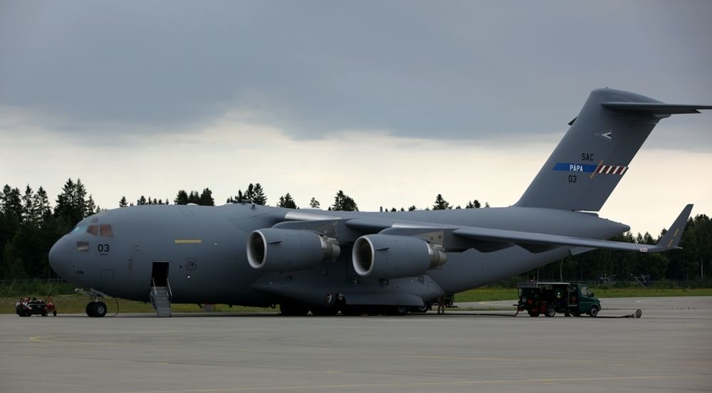 Storebror, Boeing C-17 Globemaster III, måtte finne seg i å spille andrefiolin på Super Hercules-dåpen. C-17-flyet er til vanlig stasjonert på Pápa-basen i Ungarn. Norge har kjøpt seg inn med 400 flytimer årlig fra Strategic Airlift Command (SAC).