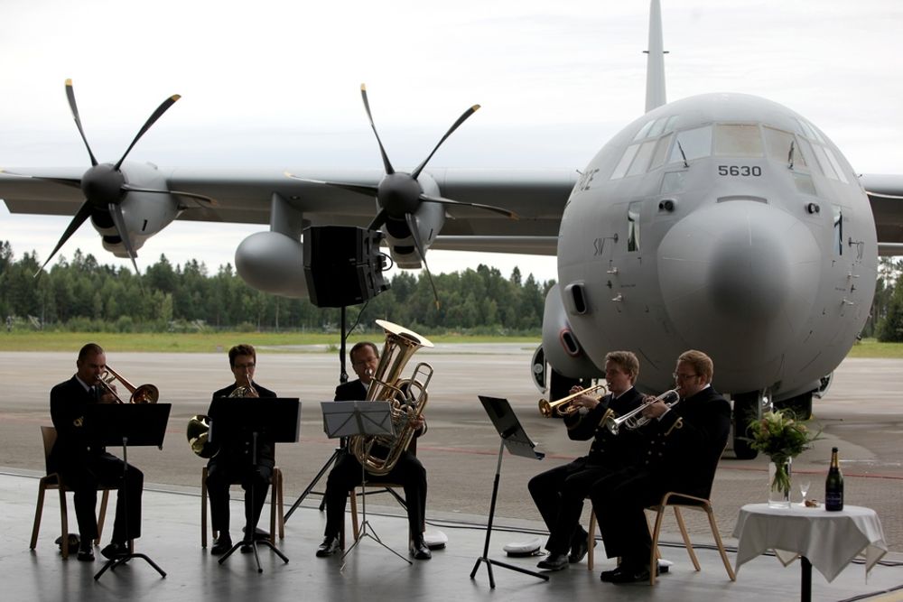 En messingkvintett fra Marinemusikken akkompagnerte flydåpen.