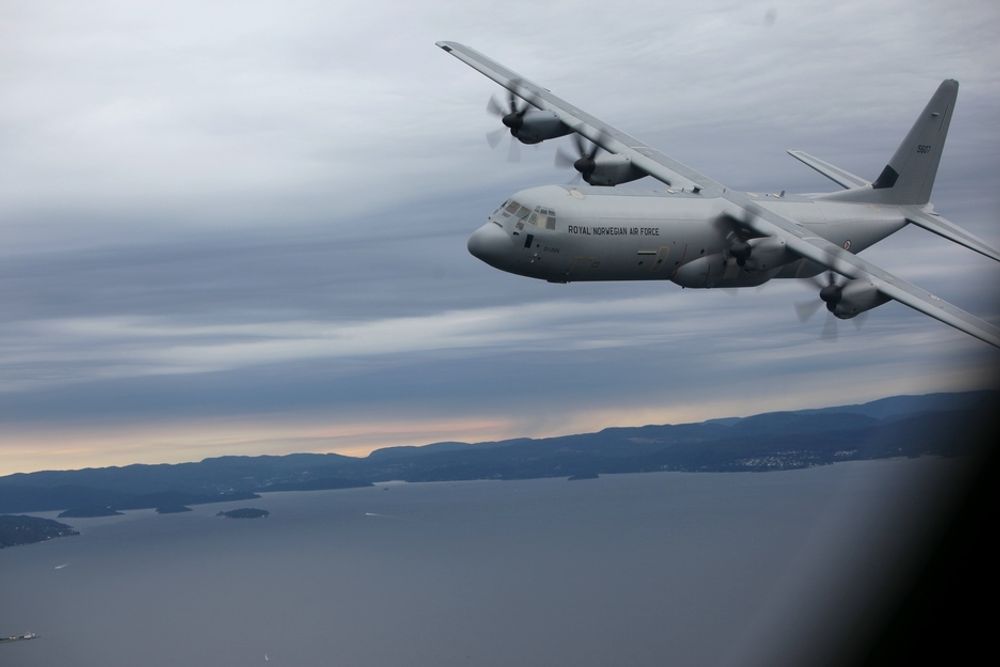 Det er ikke sikkert alle er enige med forsvarsministeren om at Super Hercules ikke er stort å se til. Her er flyet over Oslofjorden.
