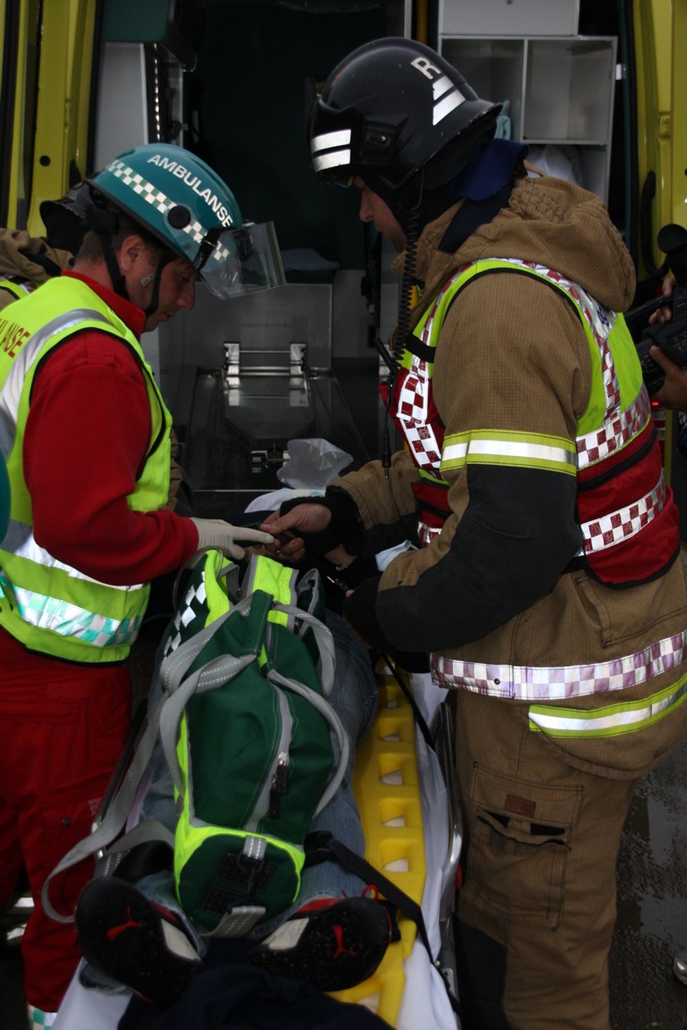SKADET: En skadd fører flyttes over i ambulansen.