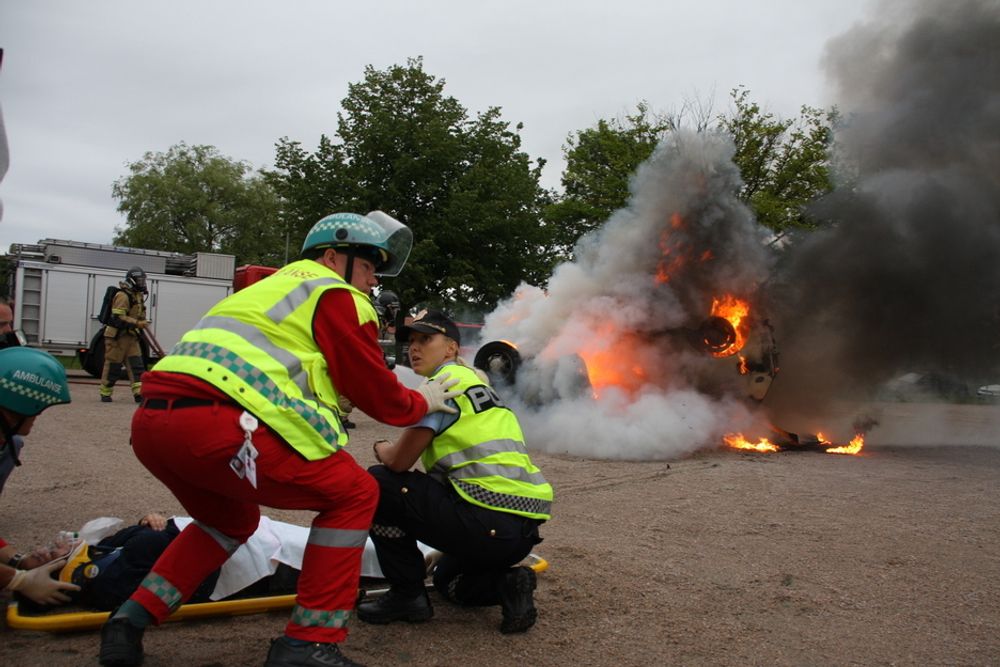 SAMARBEID: Det digitale nødnettet ble åpnet med en dramatisk øvelse, der brann, politi og ambulansepersonell demonstrerte samarbeid.