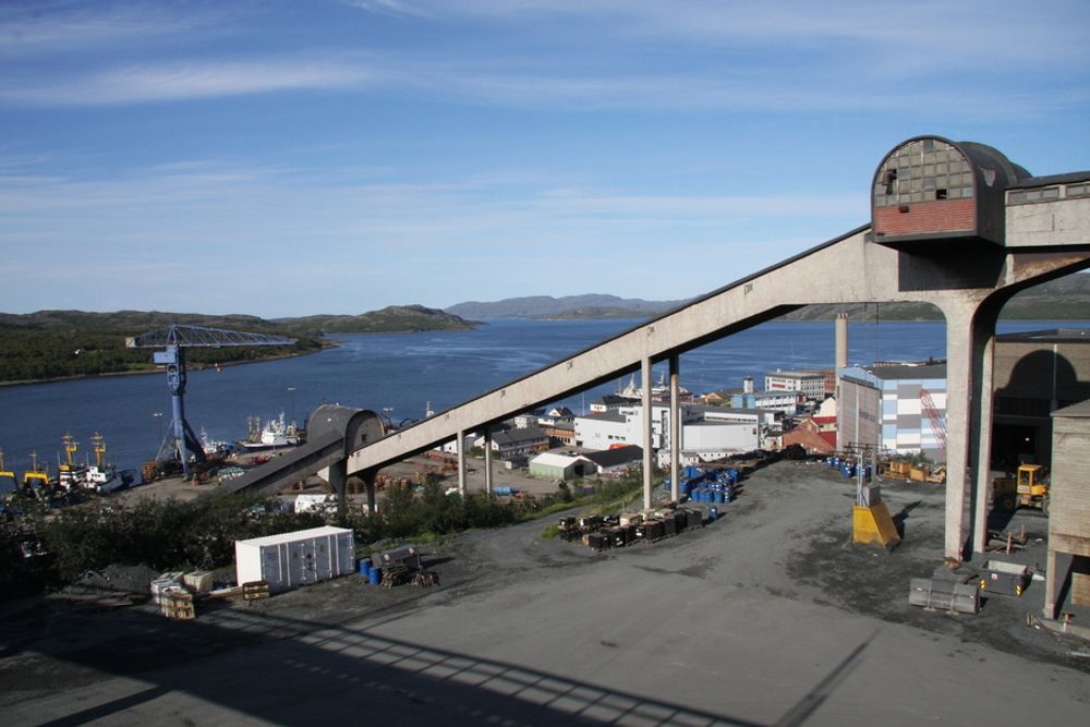 SENTRALT: Selve fabrikken til Sydvaranger Gruve ligger nesten midt i sentrum av Kirkenes.