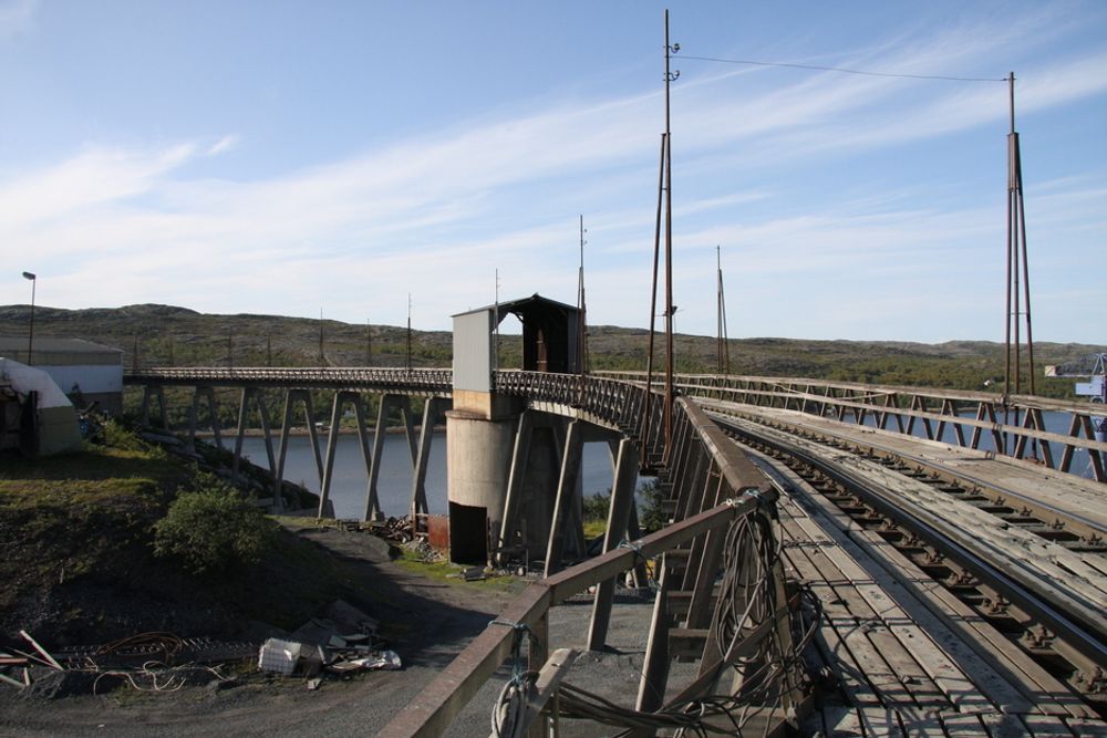 NYGAMMEL. Broen er gjenåpnet, slik at toget kan gå helt til havnen i Kirkenes.