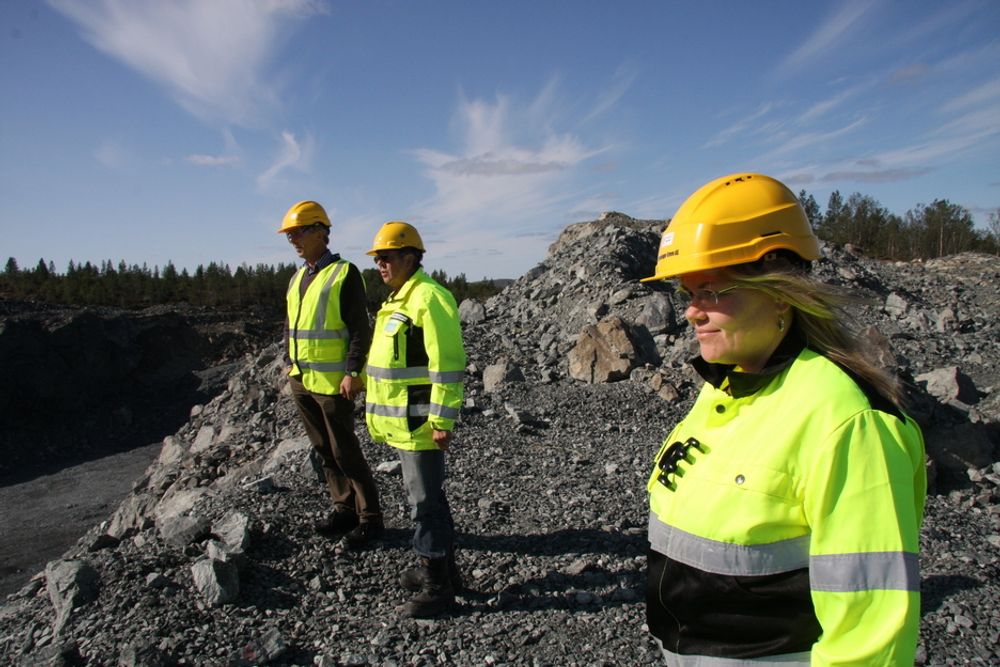 STORSLAGENT: Einar Berg, Jan Mehren og Trine Rohde titter ned på et av bruddene i gruven.