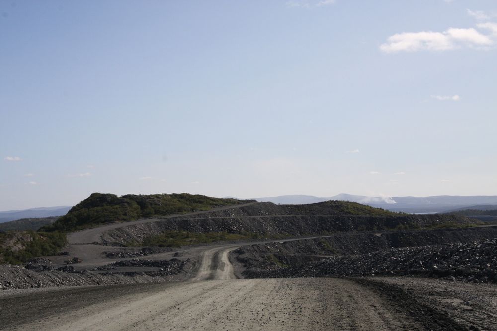 NÆRT RUSSLAND: Egne flerfeltsveier går inne på gruveområdet. I bakgrunnen skimtes røyk fra det russiske Nikkel-verket.