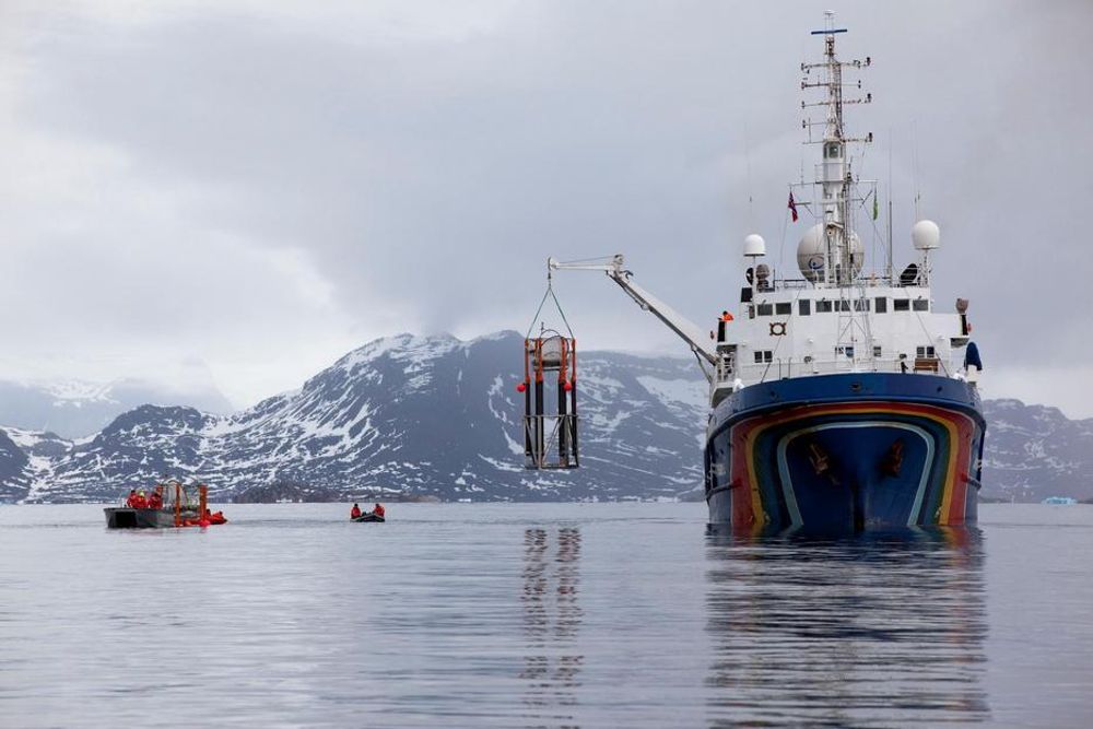 Havforsuringseksperiment utenfor Svalbard. Greenpeace' båt Esperanza i aksjon.