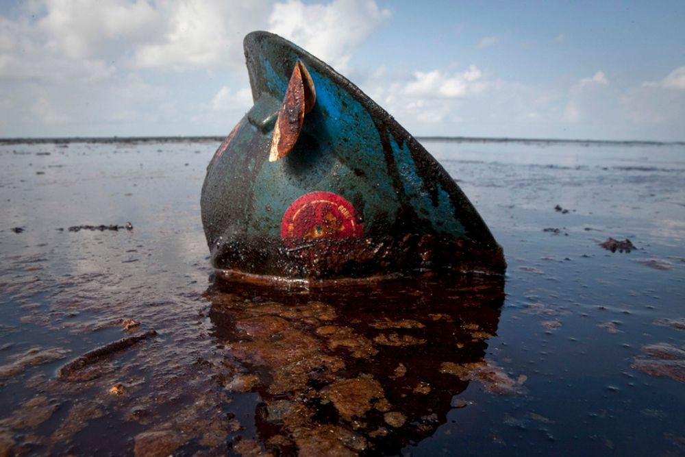 BETALER: BP blar opp nærmere 5,5 milliarder kroner for å dekke skader etter oljeutslippet i Mexicogolfen. Justisdepartementet kaller det første skritt i oppfylling av selskapets forpliktelser.