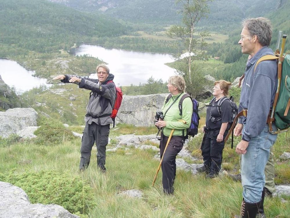 ENESTÅENDE: Professor Henning Dypvik (t.v.) og Fridtjof Riis (t.h.) sammen med to ansatte i Hjelmeland kommune er her på vei opp Svodne, og ser ned til bunnen i krateret.