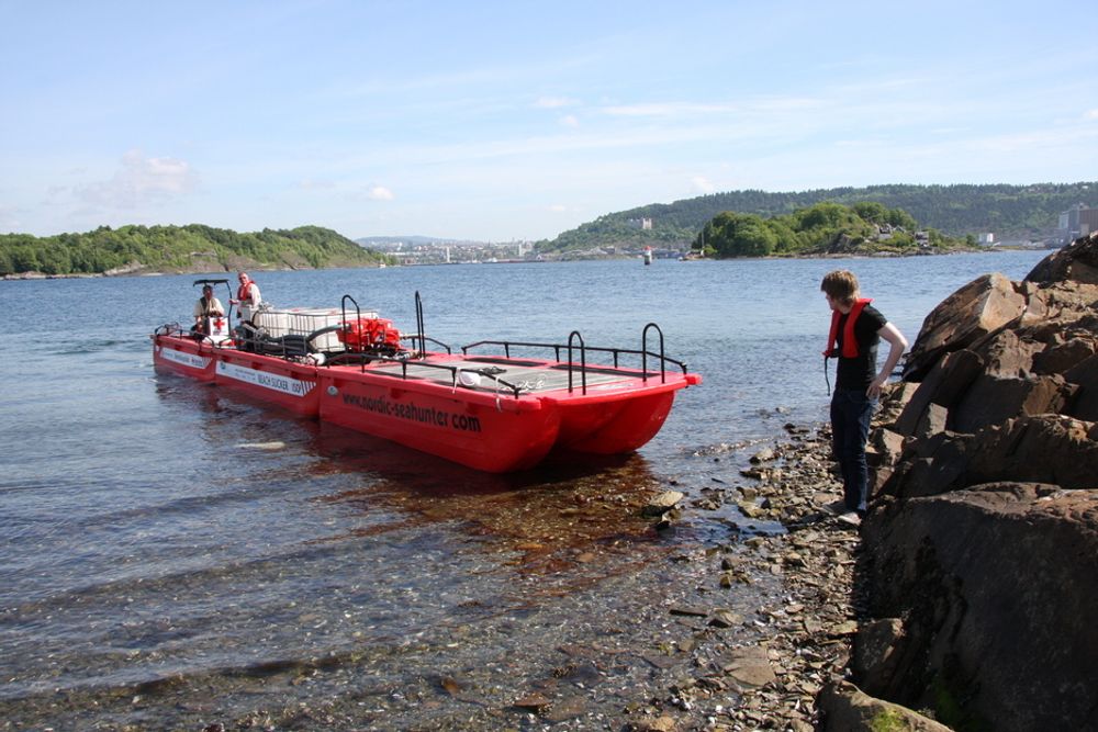 LANDKRABBE: Plastbåten med motor skyver to enheter med oljevernutstyr og mannskap opp på stranda, kobler fra og kan hente flere andre.