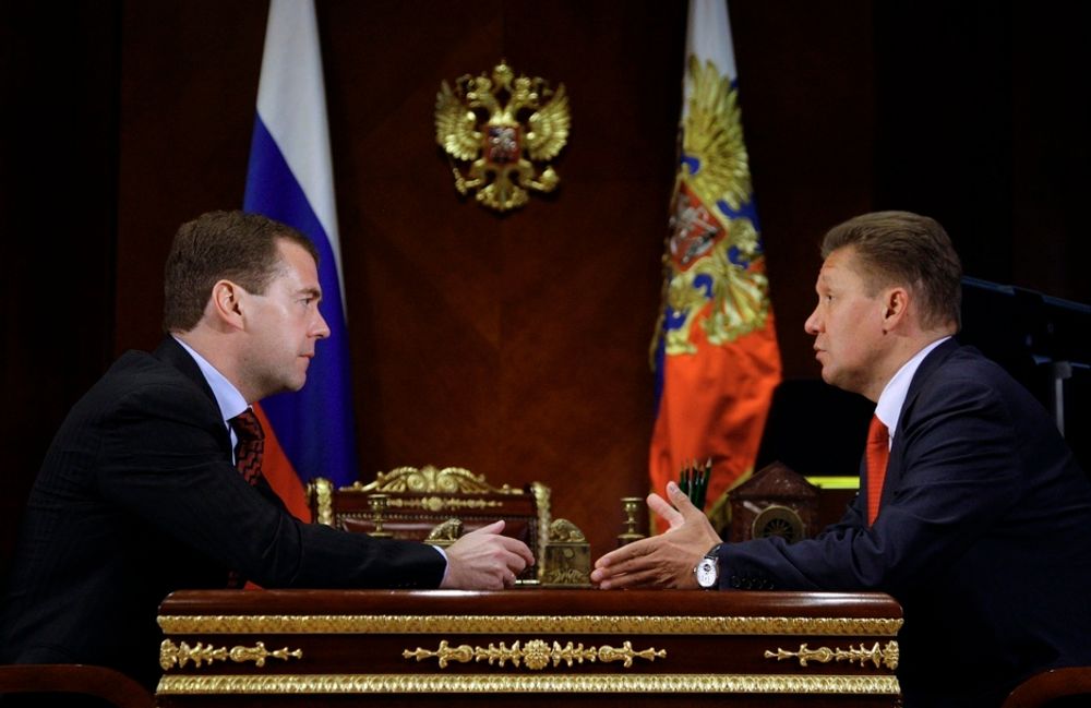 TIL ENIGHET: Gazprom, her ved direktør Alexei Miller (t.h.), og Russlands president Dmitry Medvedev (t.v.) har blitt enige med Hviterussland.