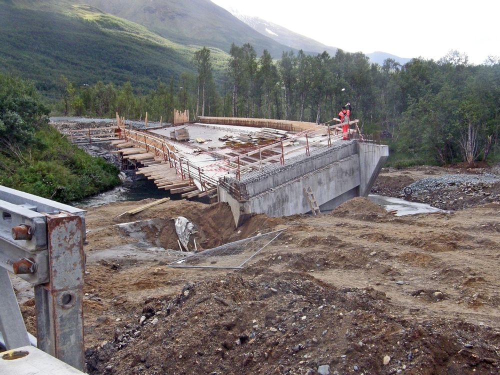 SANK SAMMEN: På grunn av artesisk utstrømning av grunnvann, har Breivikeidet bru i Troms sunket 70 centimeter.
