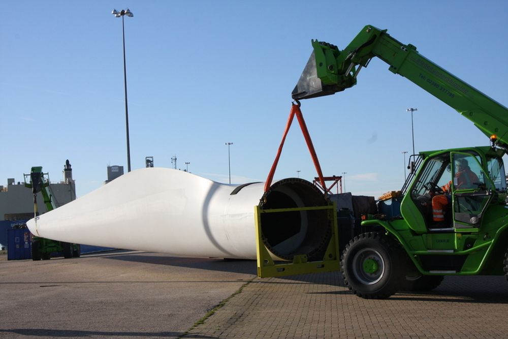 SAMSPILL: Et 40 meter langt vindturbinblad fra Vestas fraktes på kaia i Southampton med to trucker.