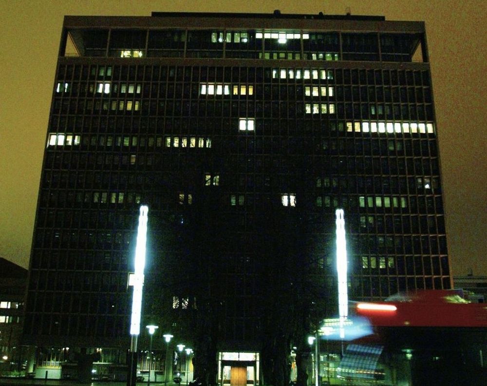 Regjeringskravtalet i Oslo i kveldsmørket.