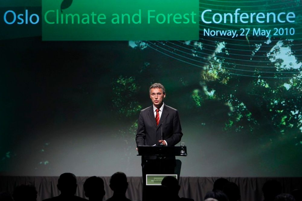 Statsminister Jens Stoltenberg på talerstolen under Oslo Climate and Forest Conference torsdag formiddag.