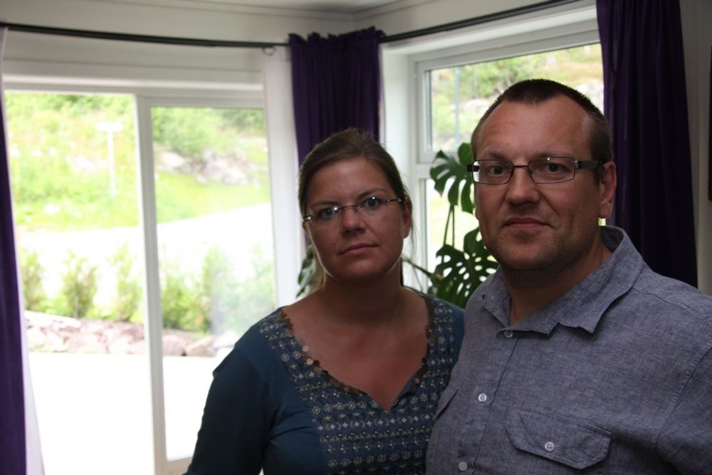 PLAGSOMT VARMT: Beate Karlsen og Håvard Hokholt har det plagsomt varmt i huset sitt i Lommedalen. Husentreprenøren JM Byggholt lover fortsatt dialog med paret.