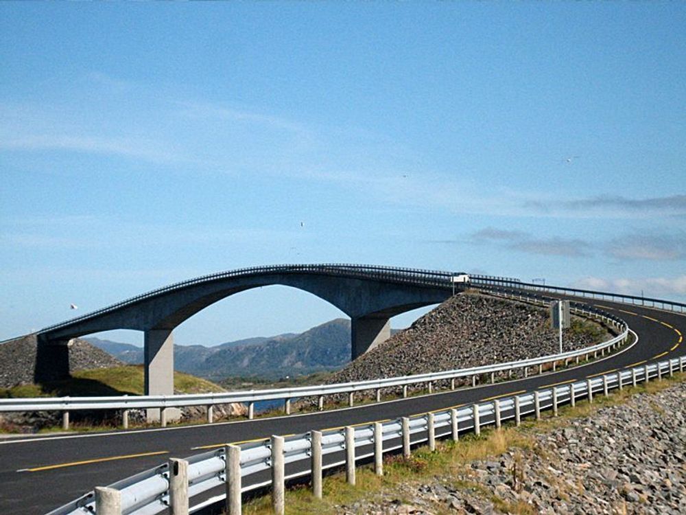 KANDIDAT 10: Storseisundet bro er en del av Atlanterhavsveien. Broen er en fritt frambygg-bro med lengde 260 meter og hovedspenn 130 meter. Den ble åpnet i 1989.