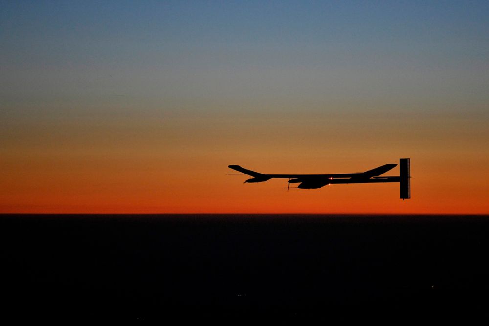 Slik så det ut da Solar Impulse svevde inn i solnedgangen over Payerne i Sveits onsdag. Nattflygingen er den første for solcelleflyet noen sinne.