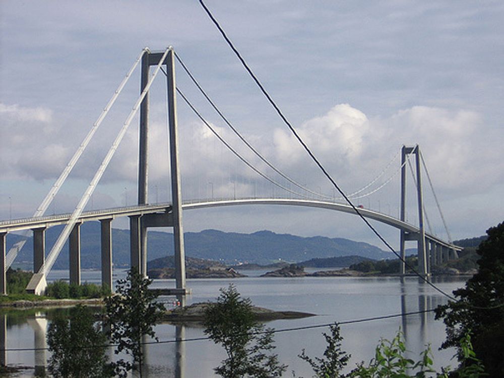 KANDIDAT 4: Gjemnessundbrua er en hengebro mellom Gjemnes på fastlandet og Bergsøya i Møre og Romsdal. Den ble åpnet i 1992, er 1257 meter lang og har et hovedspenn på 623 meter.