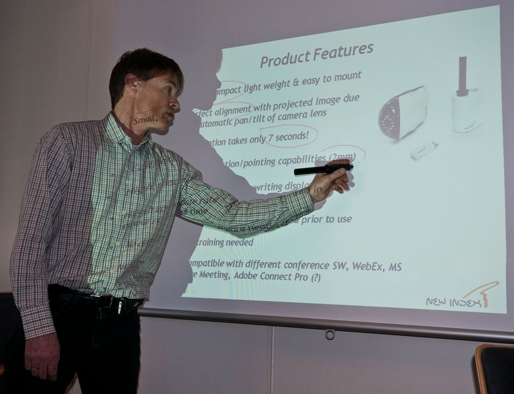 SKRIVER MED LYS: Salgssjef John Ness i New Index viser hvordan han bruker Anyboards lyspenn til å skrive rett i en PowerPoint.