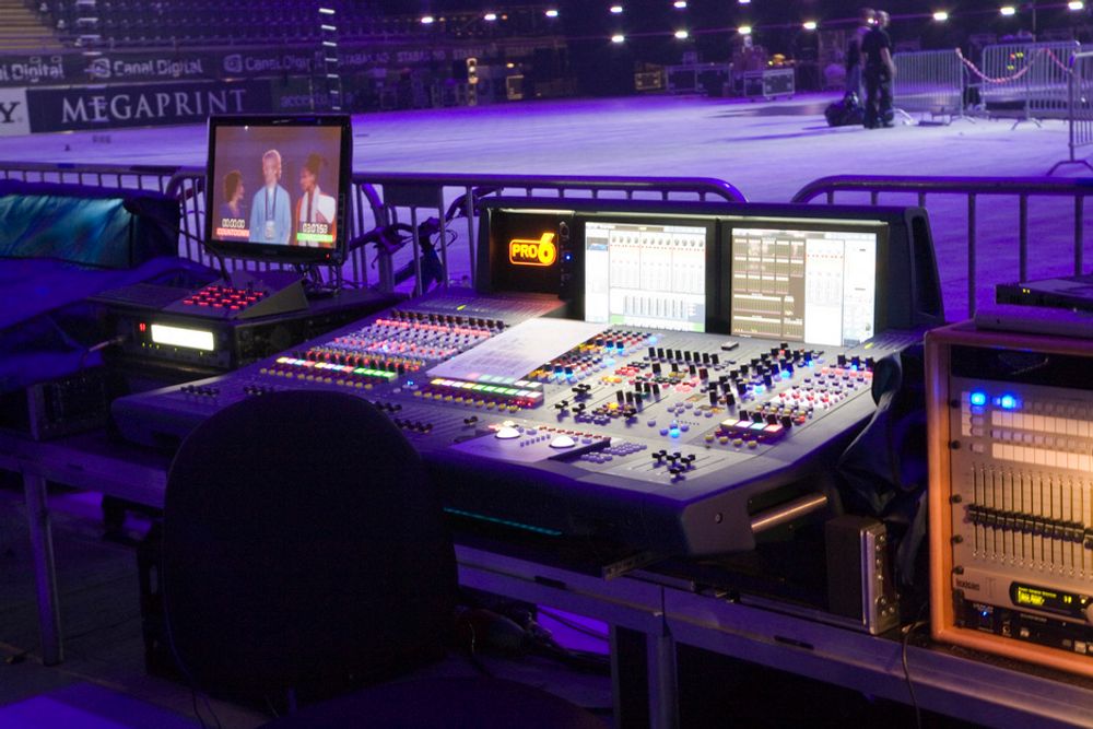 BACKUP, BACKUP, BACKUP: "Alt" i Telenor Arena har backup. De to lydbordene har for eksempel hvert sitt backupbord.