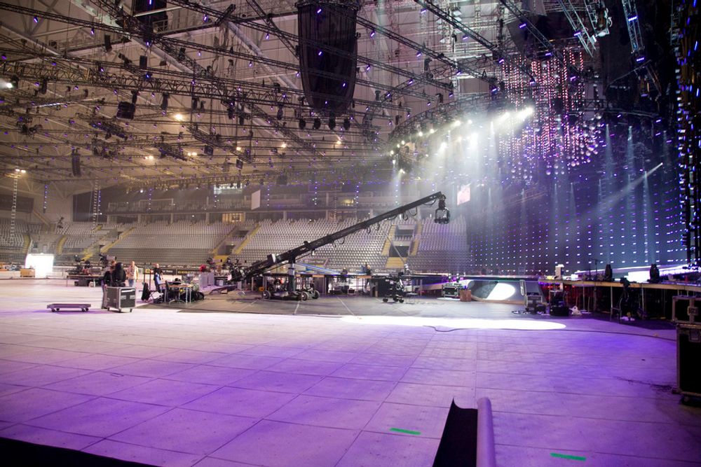 INNE: Telenor Arena er blitt forvandlet fra en "gymsal" til en profesjonell konsertarena.
