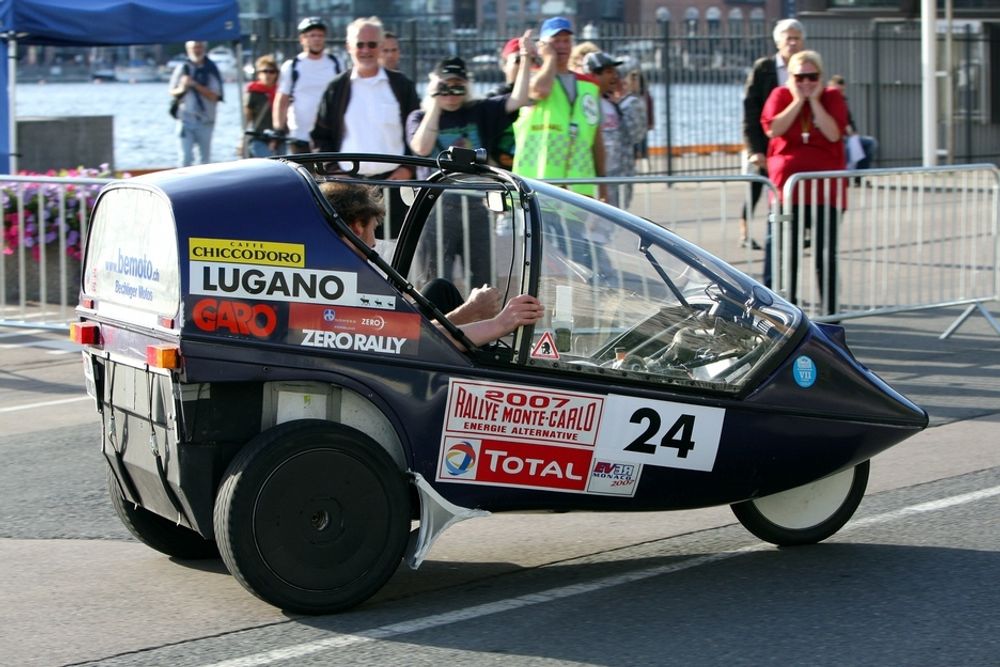 Twike har pedaler i tillegg til elmotor og styres med en joystick.