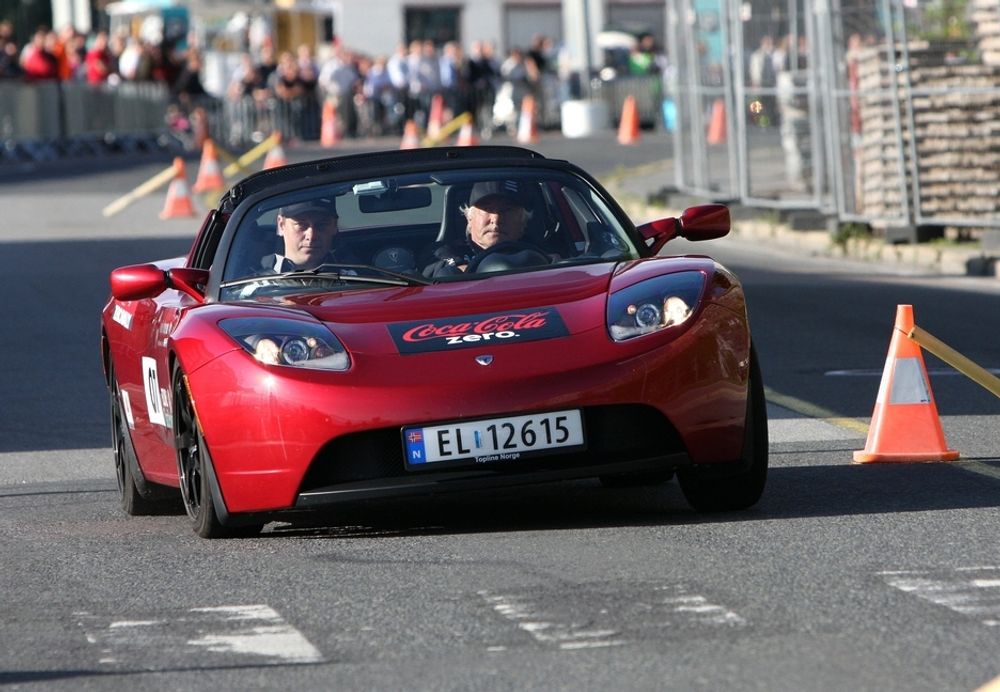 Knut Halland (bak rattet) og Kjell Arne Wold kjører Zero Rally for Topline - et av selskapene som importerer og selger Tesla i Norge.