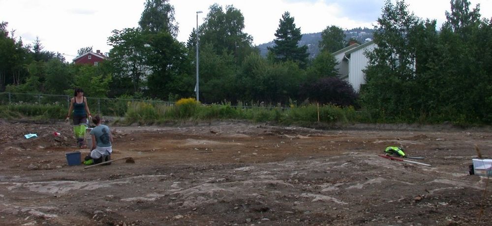 NITID: Kulturhistorisk museum har tre uker på seg til å kartlegge arkeologiske fuun. Sara Langvik Berge og Lene Melheim i gang med utgraving av ildgroper på Huseby.