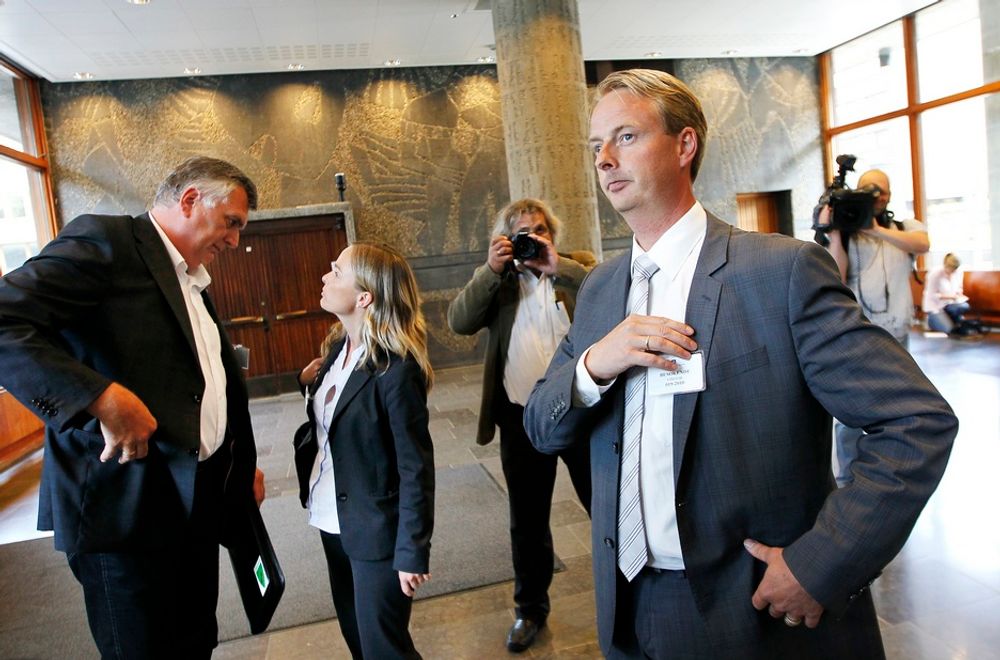 Granvin-ordfører Jan Ivar Rødland (fra v.), Ulvik-ordfører Mona Haugland Hellesnes og Os-ordfører Terje Søviknes fotografert før møtet med olje- og energiminister Terje Riis-Johansen og statsminister Jens Stoltenberg i forbindelse med den vedtatte kraftlinja gjennom Hardanger tirsdag.