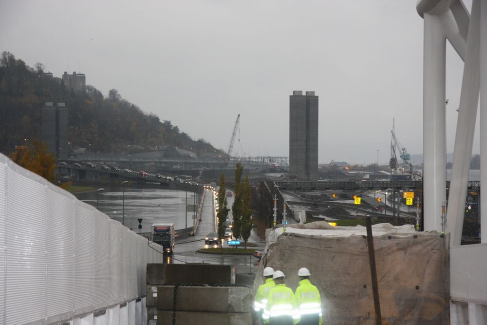 NYTT KJØREMØNSTER: Bildet er tatt fra broen og retning sørover. Når alt er ferdig vil bilene kunne krysse jernbanesporene her. Bispelokken skal fjernes.