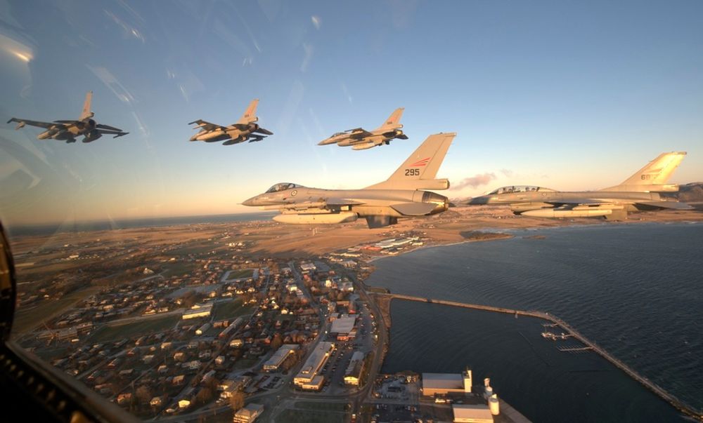 338 skvadronen med formasjonsflygning med F-16. Kampflyene står for 64 prosent av Luftforsvarets klimagassutslipp. Det utgjør nærmere en fjerdel av Forsvarets samlede utslipp i fjor.