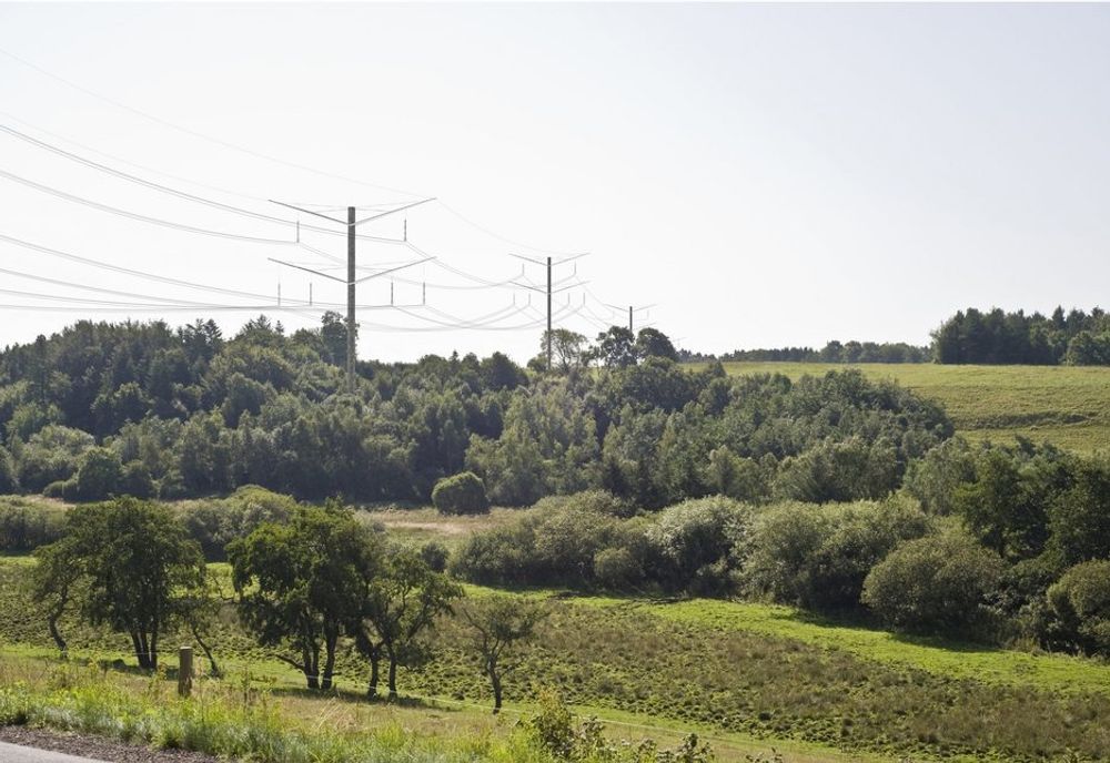 TO ETASJER: Danskenes foreslåtte nye mast, Eagle, er en grå toetasjers mast i varmgalvanisert stål. To statlige miljøsentre vil bruke masten på en ny 400 kV mellom Kassø og Tjele på Jylland.