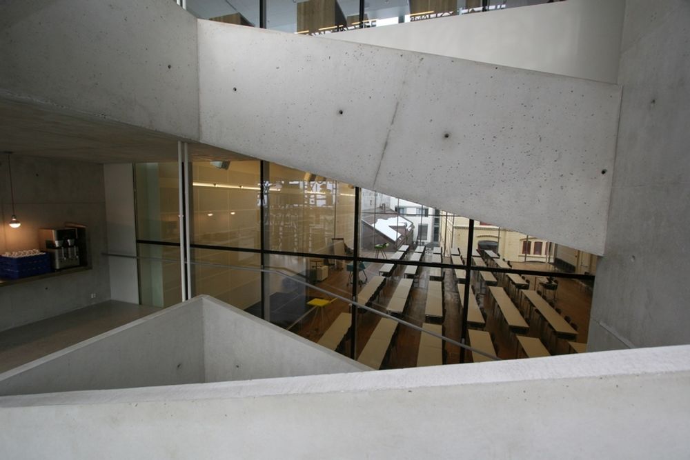 BETONG: Det er mye lys betong innvendig i både trapper og vegger.