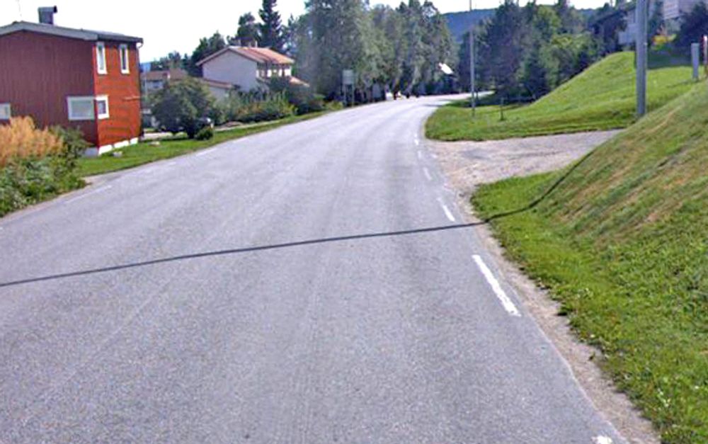 Randbebyggelsen ligger tett langs fylkesveg 720 gjennom Malm, men gående og syklende har ingen steder å gjøre av seg foreløpig. Gang/sykkelvegen kommer til høyre på bildet.