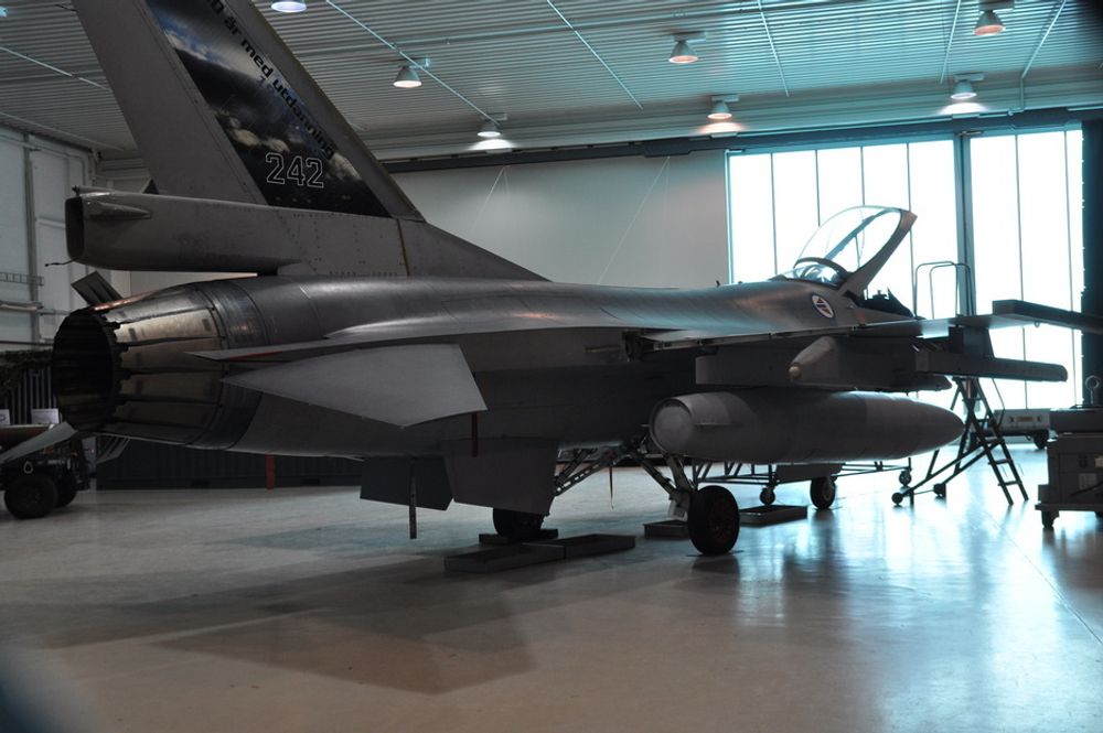 KRONJUVEL: Jagerflyet F-16 er en 30 år gammel kronjuvel i forsvaret av Norge. Den blir skiftet ut om ikke mange år, og i overgangen til det nye kampflyet F-35 trengs mye teknisk personell.